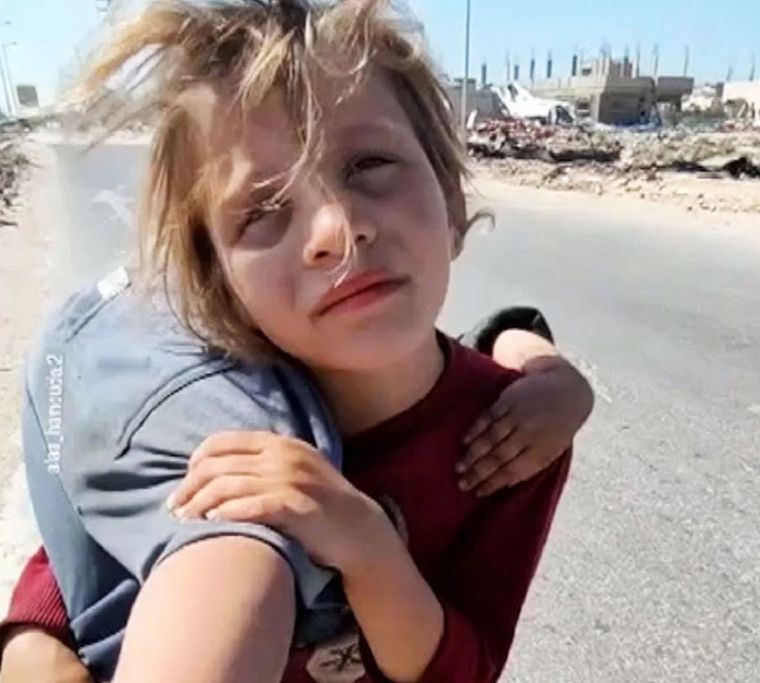 Qamar cargó a su hermana en la espalda para llevarla hasta el hospital. Foto: BBC