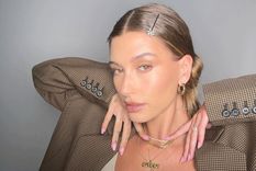 Hailey Bieber busca los consejos para que nos destaquemos al usar jeans Foto: InStyle