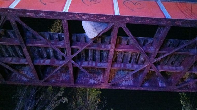 La escena de la muertE: el colchón de la víctima quedó colgando del puente ferroviario de calle Soberanía Nacional.&nbsp;