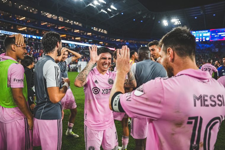 Facundo Farías celebra con Messi el triunfo ante New York. Foto: Inter Miami