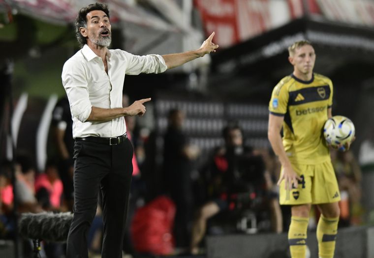 Eduardo Domínguez protagonizó un tenso momento en la conferencia post Estudiantes-Boca.