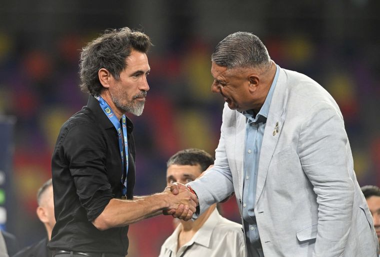Un saludo que quedará para la historia. Eduardo Domínguez, DT de Estudiantes, con Claudio Tapia, presidente de la AFA, en plena premiación.