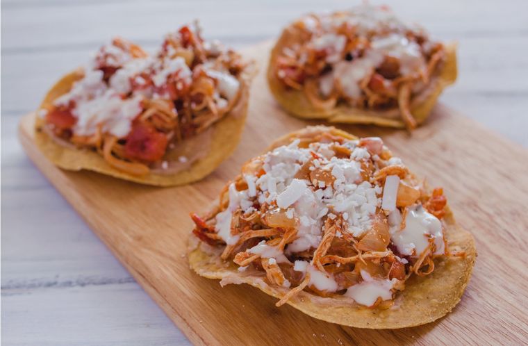 Tostadas de tinga de pollo Una receta muy simple para hacer en pocos minutos Foto: Shutterstock
