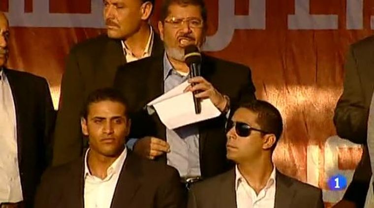Mohamed Morsi se dirige a los egipcios en la plaza del Tahir, en El Cairo.