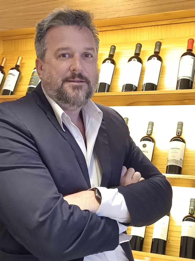 Juan Schamber deja su puesto de gerente de Relaciones Institucionales de Grupo Peñaflor y vicepresidente de Bodegas de Argentina, para asumir su nuevo cargo de Director Ejecutivo de la Cámara de Exploración y Producción de Hidrocarburos (CEPH). Juan Schamber deja su puesto de gerente de Relaciones Institucionales de Grupo Peñaflor y vicepresidente de Bodegas de Argentina, para asumir su nuevo cargo de Director Ejecutivo de la Cámara de Exploración y Producción de Hidrocarburos (CEPH).