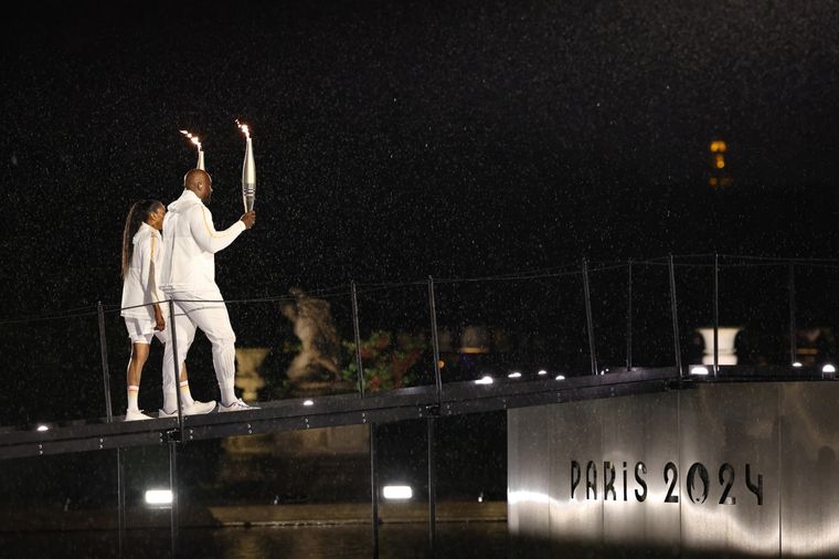 Marie-José Perec y Teddy Riner encienden la llama olímpica. Foto: EFE