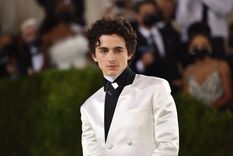 Timothée Chalamet mostrando su look en la red carpet. Foto: Shutterstock
