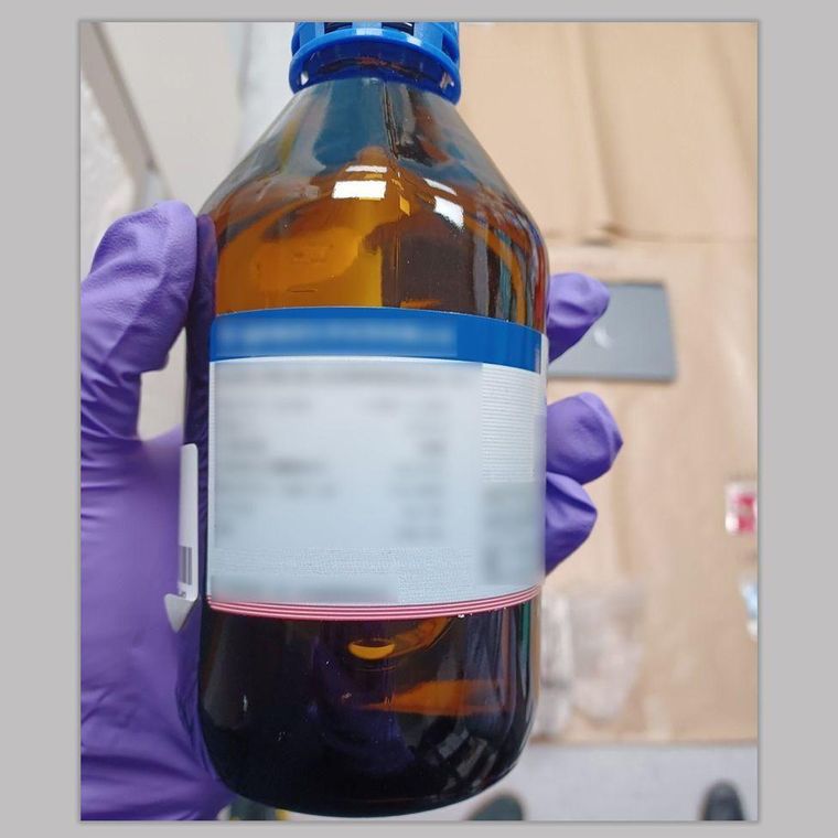 Dentro del apartamento de Zou, la policía encontró una botella de líquido utilizado para drogar a las mujeres, junto con una pipeta para medirlo.