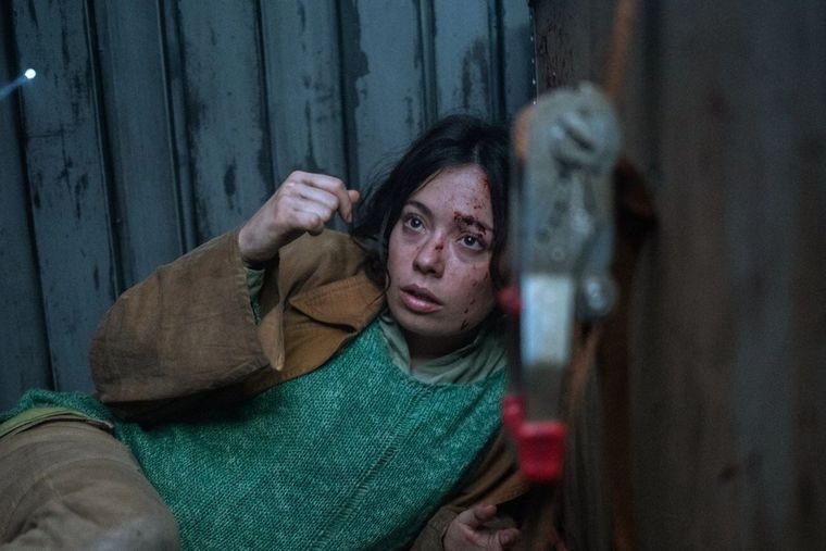 Su instinto de supervivencia y su deseo de proteger a su hijo se convierten en la fuerza que la impulsa. Foto: Archivo