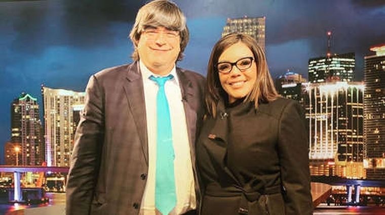 Jaime Bayly junto a Deseret Tavares.