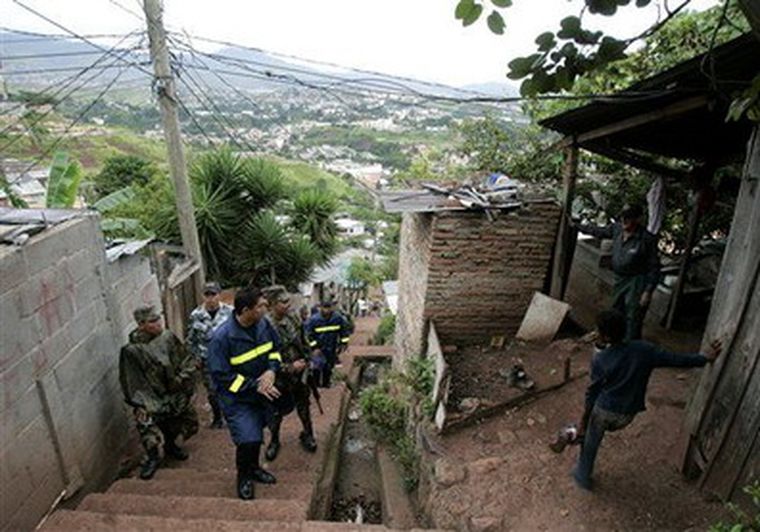 Fuerzas hondureñas revisan una villa miseria en Tegucigalpa.