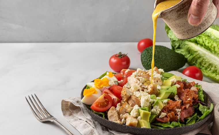 Ensalada cobb Una recets deliciosa para hacer en pocos minutos. Foto: Shutterstock