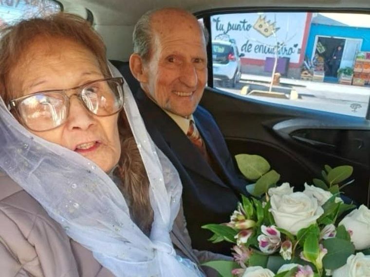 Luisa y Victorio se casaron en Mendoza después de 45 años juntos. Protagonizan la historia de un amor eterno. 
