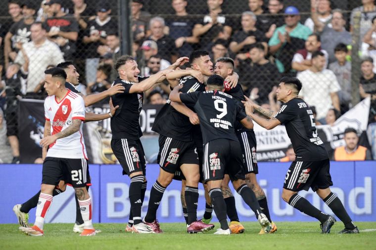 Riestra da la sorpresa y vence a River en su cancha. Foto: FotoBaires