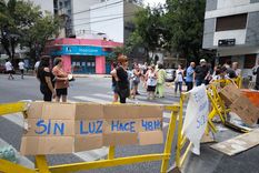 Vecinos del barrio porteño de Caballito realizaron un corte de calle en avenida Directorio al 300 exigiendo a Edesur el restablecimiento del servicio. Foto: Mauro Sturman/MDZ