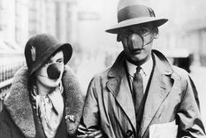 En los 1930, como ahora, no todos creían en los beneficios de cubrirse la boca y la nariz. (Fuente: GETTY IMAGES)