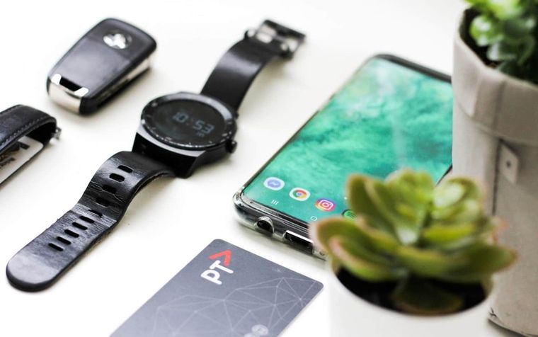 En el caso de Samsung, comparte datos personales y de ubicación. En el caso de Samsung, comparte datos personales y de ubicación.