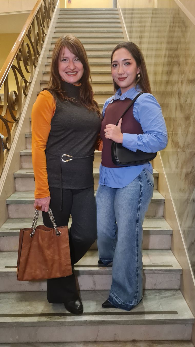 Estela y Lourdes, topísimas mamastra e hijastra fans de ABBA. Estela y Lourdes, topísimas mamastra e hijastra fans de ABBA.