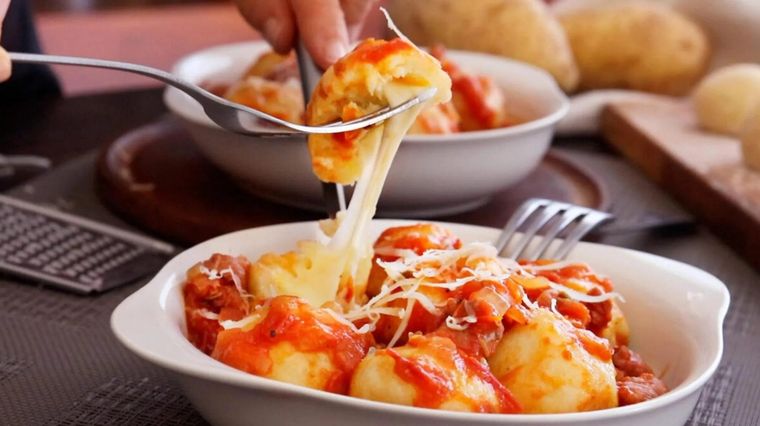 Admira estos ñoquis rellenos de mozzarella, con salsa casera. Los harás en pocos pasos y disfrutarás un platillo único.