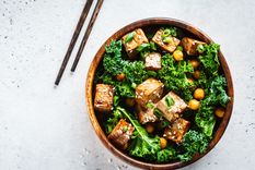 Salteado de kale y patatas Una receta simple y deliciosa en minutos. Foto: Shutterstock