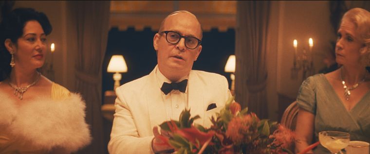 Tom Hollander brilla en la piel de Truman Capote. Tom Hollander brilla en la piel de Truman Capote.