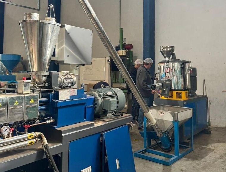 La alianza entre el Conicet y Plastimi impulsa bioplásticos misioneros hechos con almidón de mandioca, un desarrollo que combina innovación, ambiente e industria. La alianza entre el Conicet y Plastimi impulsa bioplásticos misioneros hechos con almidón de mandioca, un desarrollo que combina innovación, ambiente e industria.