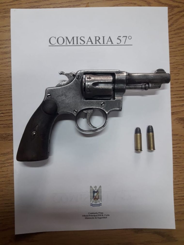 Evidencia El arma con la que se efectuaron los disparos. Foto: Min. de Seguridad.