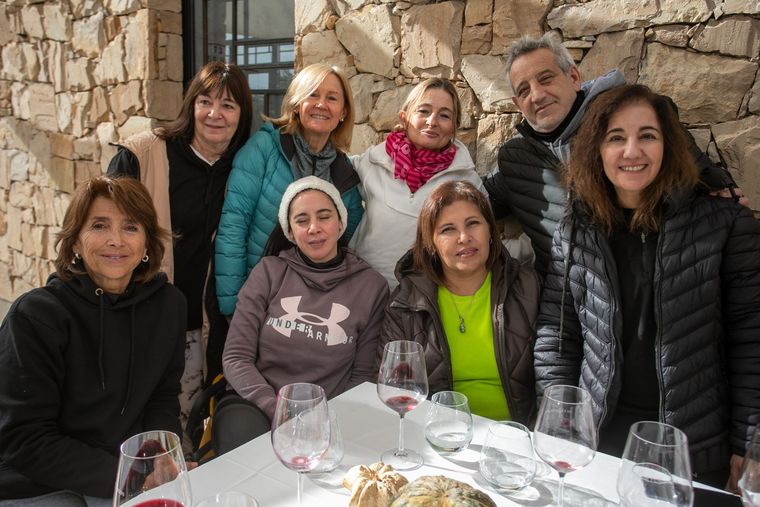 Inés, Laura, Mariana, Gustavo, Mariana, Blanca, Paulina y Euge, disfrutando del brindis. Inés, Laura, Mariana, Gustavo, Mariana, Blanca, Paulina y Euge, disfrutando del brindis.