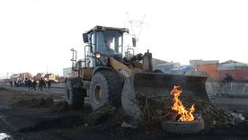 Tractores limpian escombros en la vía de La Paz con Oruro este sábado, en Ventilla (Bolivia)