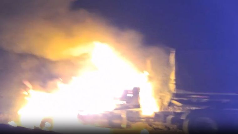 El fuego en el camión. Foto: Captura