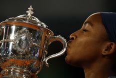 Coco Gauff celebra con la Copa Suzanne Lenglen después de ganar su partido final de Roland Garros contra Aryna Sabalenka.