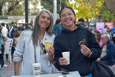 Dos amigas paseando por el boulevard del café. El domingo se eligió al mejor local de la Ciudad. Foto: Maru Mena/MDZ