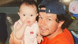 Así se veía Ella cuando era una niña, en brazos de su padre Mark Wahlberg.