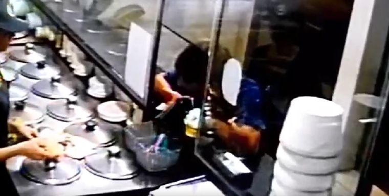 El implicado amenazó a la empleada con un arma de fuego Foto: Captura de video