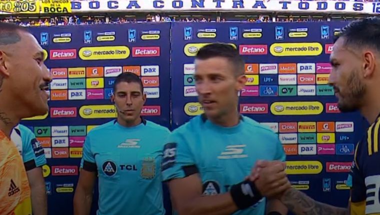 Nacho Arce hizo gala de su carisma frente a Leandro Paredes y el árbitro Zunino