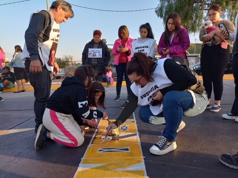 Las estrellas fueron pintadas en la rotonda dónde sucedió el accidente
