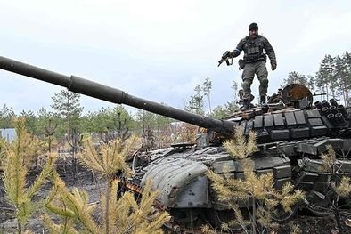 MDZol | Un soldado ucraniano sobre un tanque ruso destruido a las afueras de Kiev. Foto: GETTY IMAGES