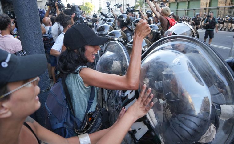 La protesta en la puerta del Congreso toma temperatura Foto: Noticias Argentinas