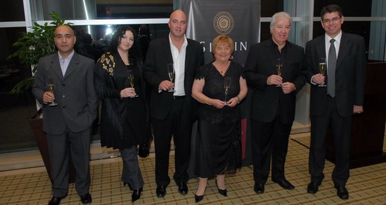 El enólogo David Funes; Anabel y Juan Carlos Caselles; la especialista María Isabel Mijares; el director de SinFín, Carlos Caselles y Guillermo García, director del INV. Foto: Pachy Reynoso / MDZ