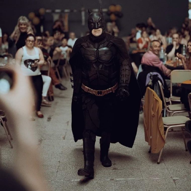 La despedida del héroe en un batiencuentro lleno de emociones Foto: Facebook / Batman Solidario