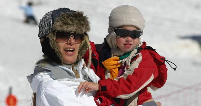 María Valentina en brazos de su mamá María Cristina. Las dos muy lookeadas. Foto: Gerardo Gómez / MDZ