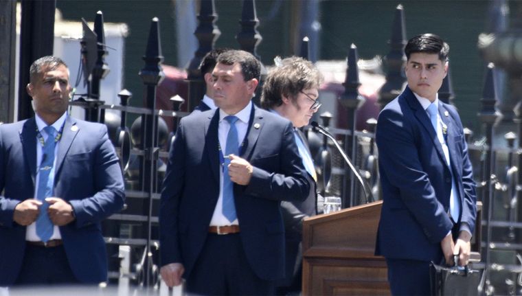 Fuerte custodia tuvo Javier Milei mientras brindaba su primer discurso como presidente Foto: Juan Mateo Aberastain/MDZ