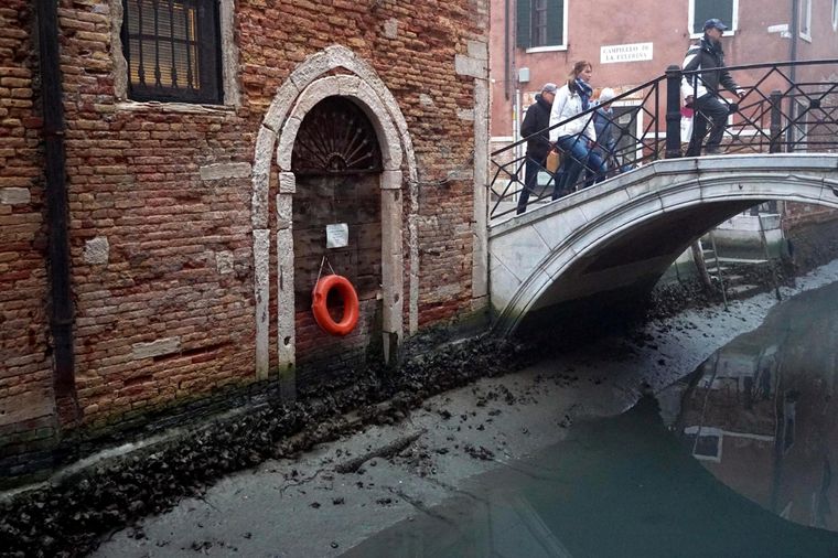 Los canales de Venecia se encuentran prácticamente secos Foto: EFE/EPA/ANDREA MEROLA