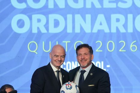 Gianni Infantino, presidente de la FIFA, junto a Alejandro Domínguez, titular de la Conmebol.&nbsp;