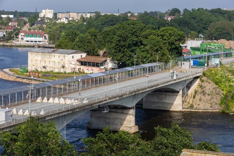 Uno de los puntos más llamativos de Estonia es el puente fronterizo ubicado sobre el río Narva, que va hacia Rusia. Uno de los puntos más llamativos de Estonia es el puente fronterizo ubicado sobre el río Narva, que va hacia Rusia.