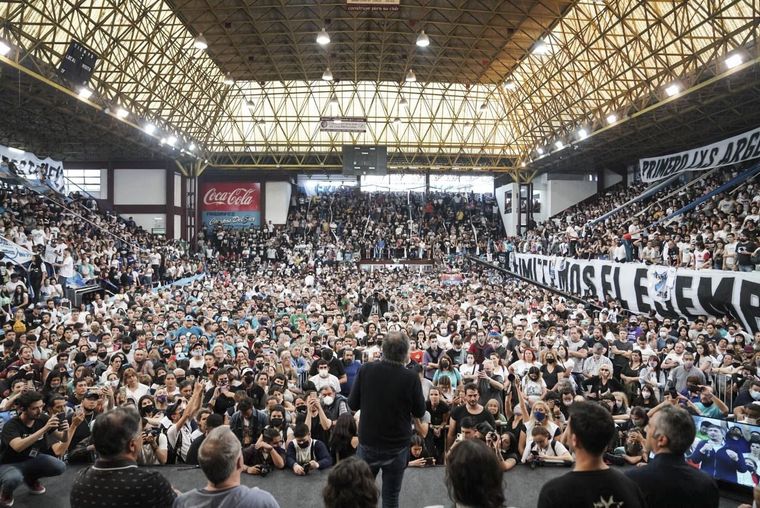 Máximo Kirchner cerró el acto del Ateneo para homenajear a Néstor Foto: Télam