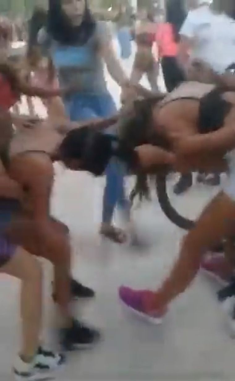 Las madres se enfrentaron con piñas y cuchillazos luego de una pelea entre sus hijas