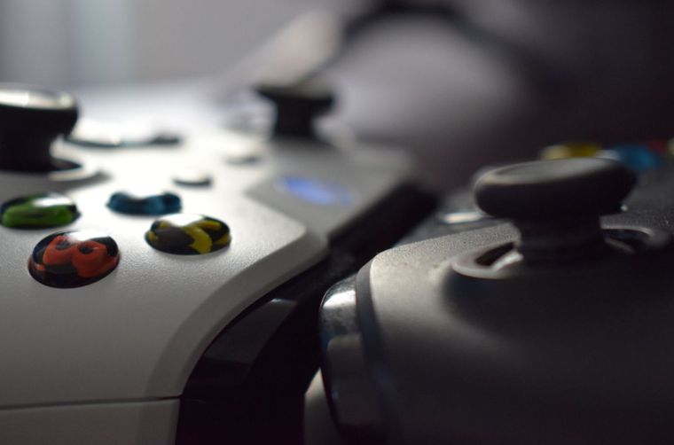 El mando de Xbox suma una nueva función en Windows 11: cambiar entre apps abiertas con solo mantener pulsado el botón central.