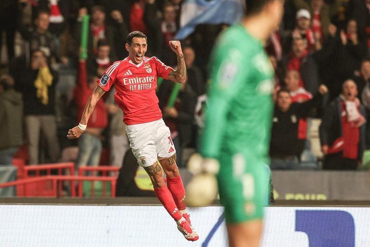Ángel Di María festeja uno de sus goles. Fideo buscará este sábado su 5° titulo con el Benfica de Portugal Foto: EFE