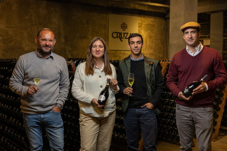 Alejandro López Grossi (CFO), Lorena Mulet (enóloga y directora general), Sergio Barros Baeza (Director ejecutivo), Tomás Cruzat (Director ejecutivo), el equipo directivo de Bodega Cruzat. Foto: Bodega Cruzat